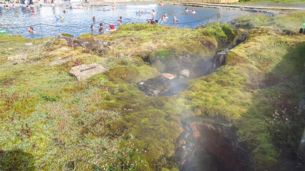 Zwischen den heißen Quellen, die das Wasser des Schwimmbades wärmen