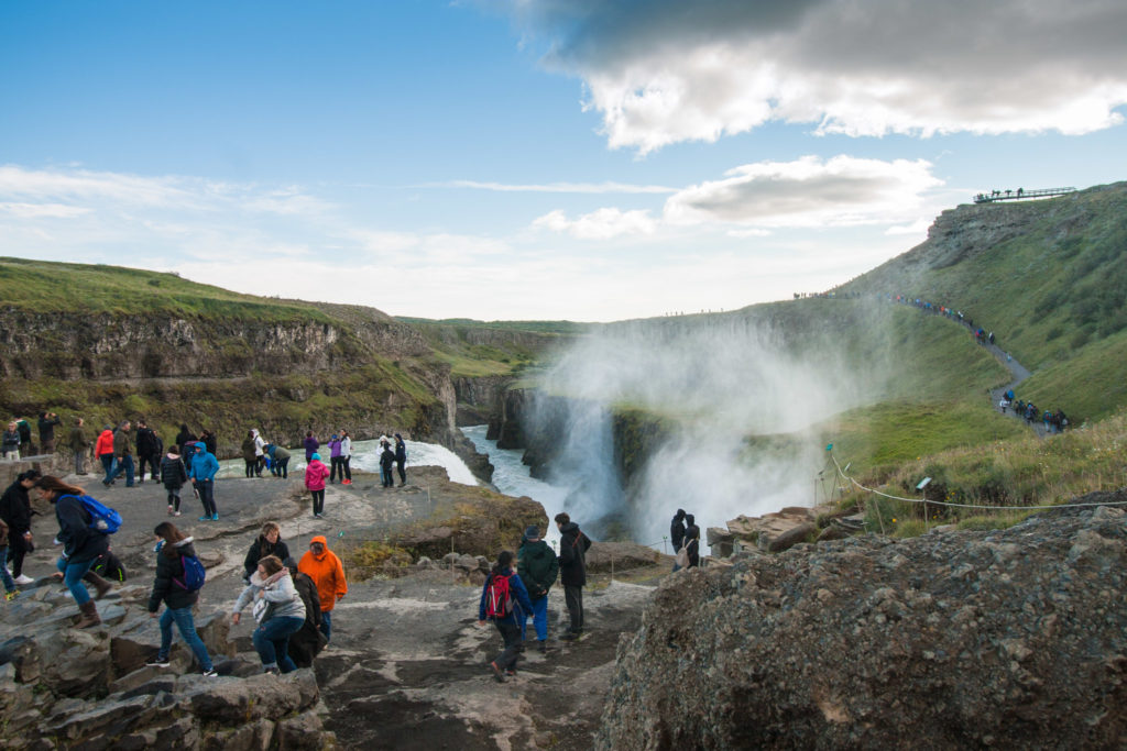 Das Felsplateau im Fluss, von dem aus man beide Stufen des Gullfoss beobachten kann