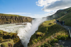 Der Weg zum Aussichtsfelsen führt an der zweiten Stufe des Wasserfalls entlang