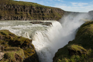 An der zweiten Stufe des Gullfoss steigt unaufhörlich die Gischt aufAn der zweiten Stufe des Gullfoss steigt unaufhörlich die Gischt auf