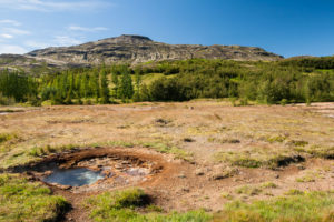 Ein kleines Wasserloch, gefüllt mit kochend heißem Wasser