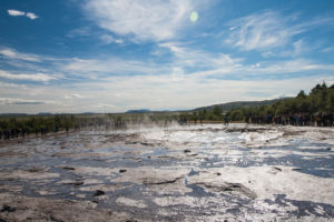 Nur leichte Dampfschwaden liegen über dem Ausbruchsloch des Strokkur