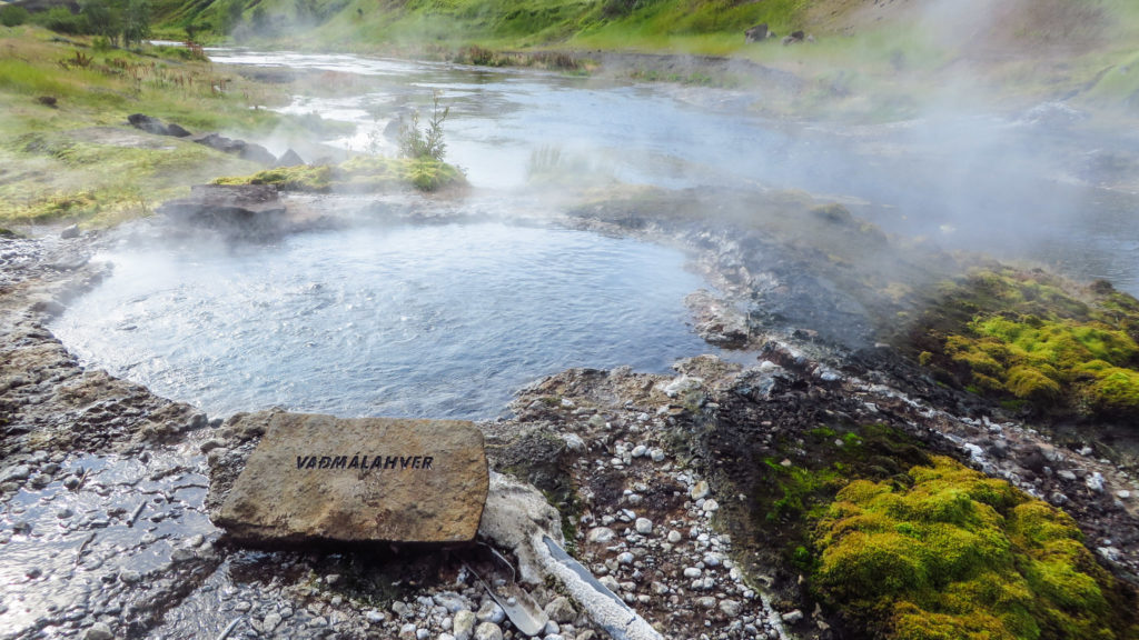 Der Vadmalahver, auch ein heißer Teich, aber ruhiger als der kleine Geysir