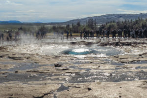 Die Wasserglocke, die sich unmittelbar vor dem Ausbruch des Strokkur bildet