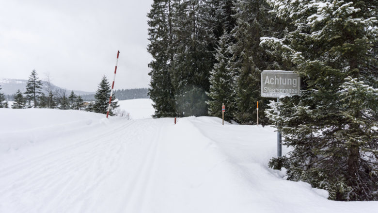 Achtung Staatsgrenze - An der Winklmoosalm Richtung Deutschland. Chiemgauer Alpen