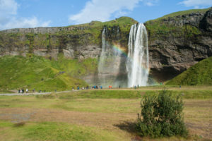 Die Felskante von der der Seljalandsfoss hinabstürzt