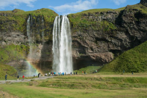 Der Seljalandsfoss, gut besucht