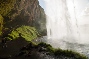 Der Weg hinter dem Wasserfall ist feucht und glitschig