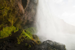 Der Weg hinter dem Seljalandsfoss