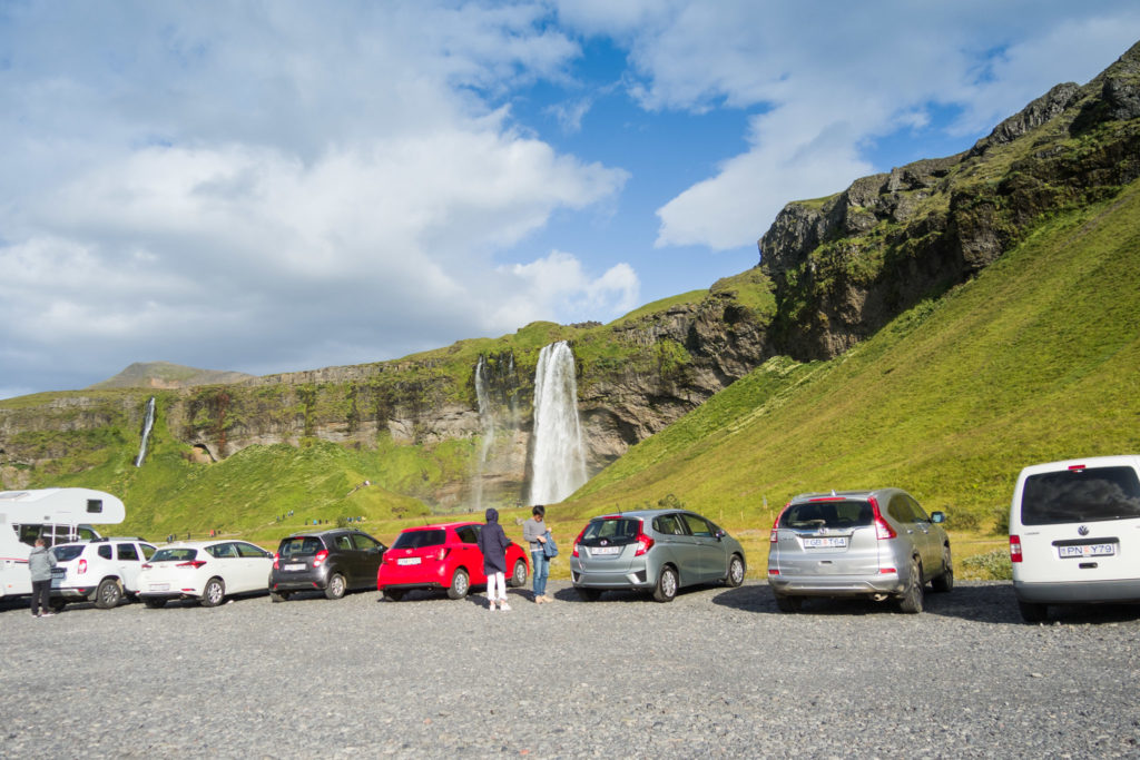 Vom Parkplatz aus ist es nur noch ein kurzes Stück bis zum Seljalandsfoss. Links im Bild ist der Gljúfurárfoss