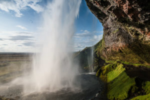 Das Wasser schießt über die Felskante hinaus