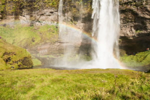 Der Regenbogen über dem See