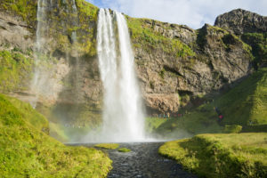 Der Seljalandsfoss stürzt in ein Becken, von dem aus das Wasser durch diesen Bach abfließt