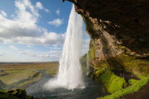 Der Seljalandsfoss von der Seite. Links die Tiefebene, rechts ist die lange Felskante