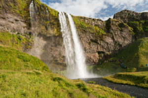 Auf diesem Foto sieht man gut, dass der Seljalandsfoss viele Besucher anzieht