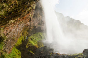 Besucher auf dem Weg hinter dem Wasserfall