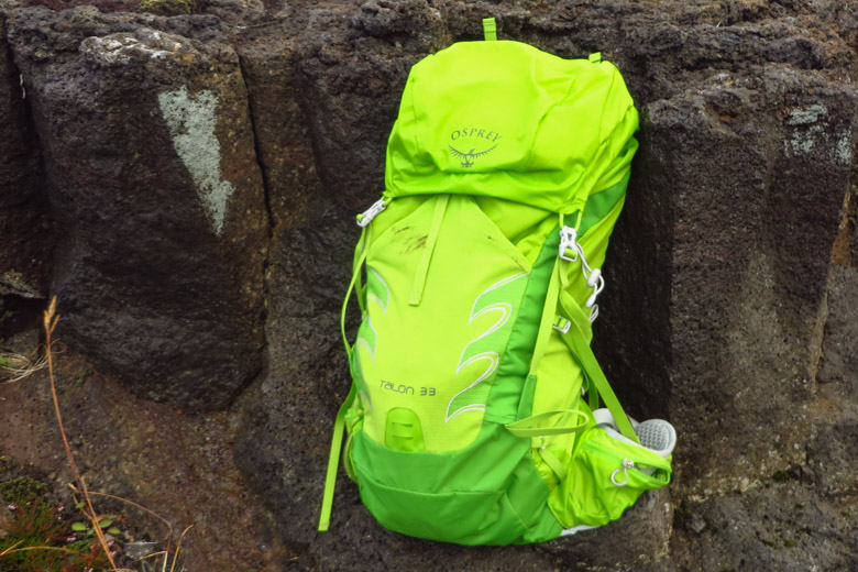 Der Osprey Talon 33 Rucksack in der Farbe Spring Green