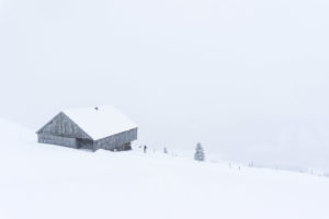 Hütte mit viel Landschaft drum herum