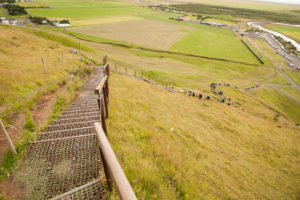 Die leicht wackelige Treppe zur oberen Plattform