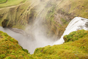 Der Skógafoss von der Plattform aus gesehen