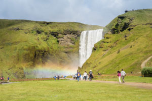 Der Skógafoss, hier auch wieder mit einem Regenbogen