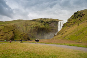 Der Zugangsweg zum Skógafoss