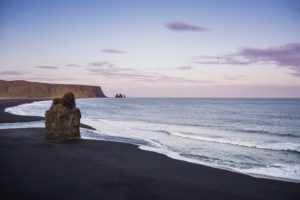 Der Adlerfelsen Arnardrangur am Reynisfjara-Strand