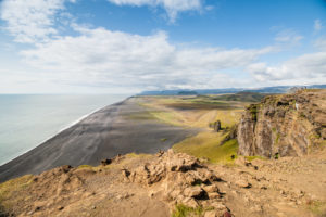 Der Strand Solheimafjara, vom Dyrhólaey aus gesehen