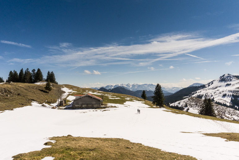 Eine Frühjahrswanderung mit Schneeresten und viel Aussicht: Auf die Farrenpoint