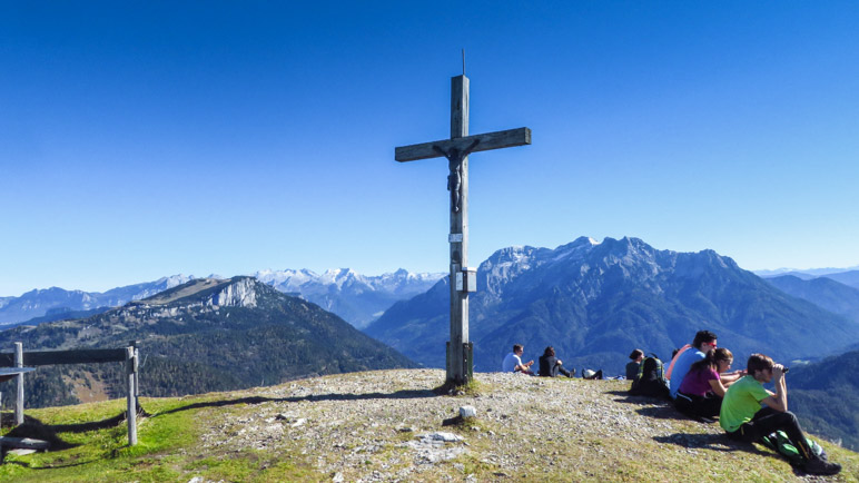 Am Gipfelkreuz des Fellhorn, mit Blick auf den Watzmann und die Loferer Steinberge