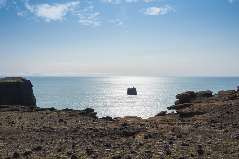 Einer der kleinen Felsen, die Kap Dyrhólaey vorgelagert sind