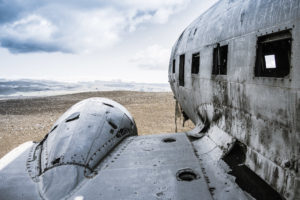 Das Flugzeugwrack am Strand in Island vor dem Gletscher