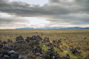 Laufskálavarða und die Katla. Die Straße im Bild ist eine Nebenstraße der Ringstraße