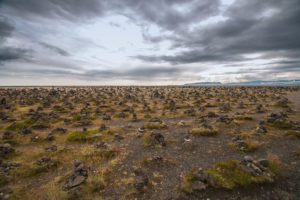 Hunderte von Steinmännchen stehen rund um den Lavahügel Laufskálavarða