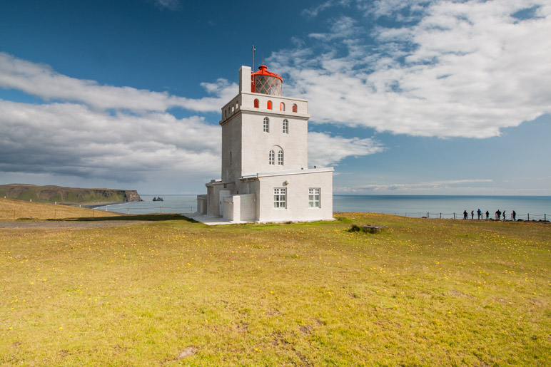 Der Leuchtturm auf dem Felsen Dyrhólaey