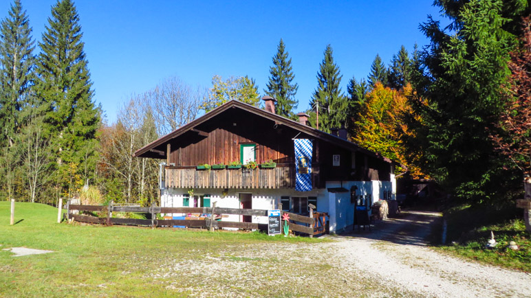 Die Nattersbergalm, noch ist es zu früh für eine Einkehr