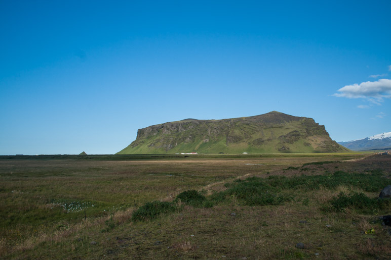 Der 275 Meter hohe Pétursey, links daneben steht der kleine Kegelberg Eyjarhóll