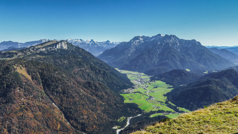 Der Blick hinüber zur Steinplatte. Im Hintergrund die Berchtesgadener Alpen mit dem Watzmann