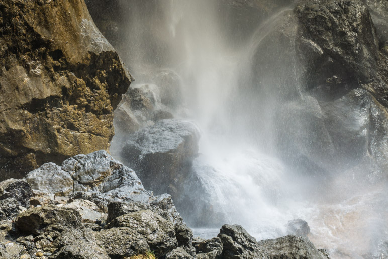 Aufstieg über die Felsen fast direkt neben dem Wasserfall