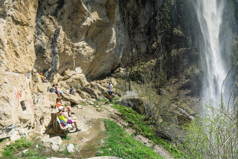 Zwischen Felswand und Wasserfall bleibt genug Platz für einige Wanderer