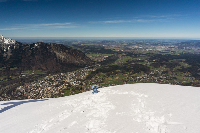 Viel Schnee und ein steiler Abbruch nach Reichenhall