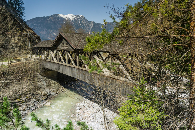 Die denkmalgechützte Holzbrücke am Klammeingang