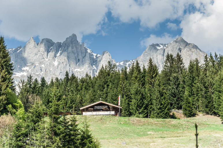 Die Jausenstation Graspoint-Niederalm vor den Felsbergen des Kaisers