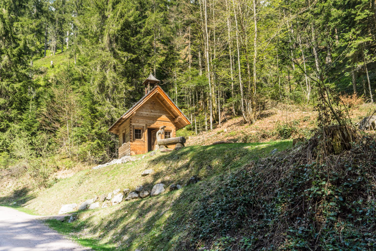 Die kleine Kapelle am Beginn des Weges