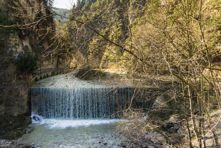 Eine Wasserstufe direkt am Beginn der Klamm