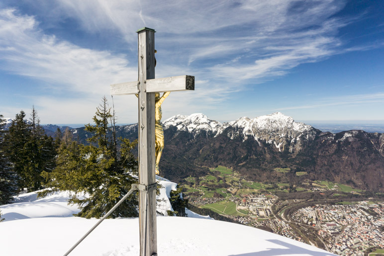 Das Gipfelkreuz nahe der Bergstation der Seilbahn mit Blick auf Bad Reichenhall und den Hochstaufen