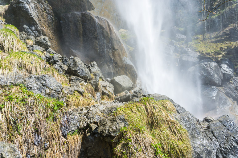 Die Wasserfälle erzeugen viel Gischt, die dann bis auf den Aufstiegsweg weht