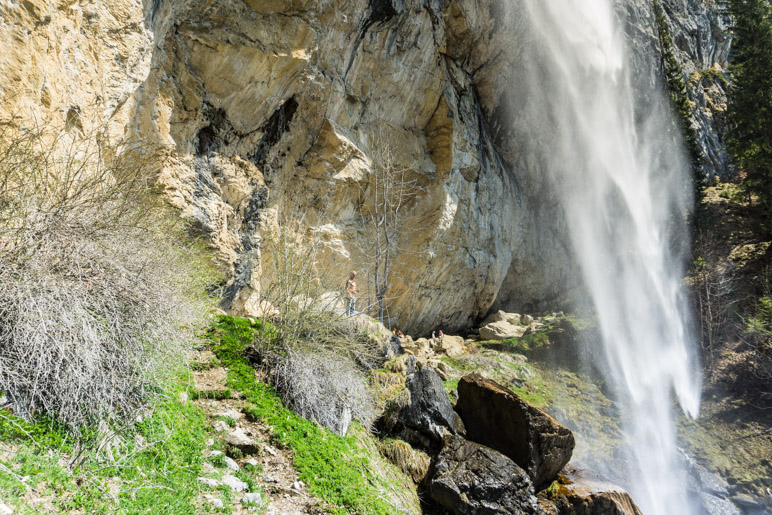 Der Schleierwasserfall und die Felswand mit den Kletterrouten