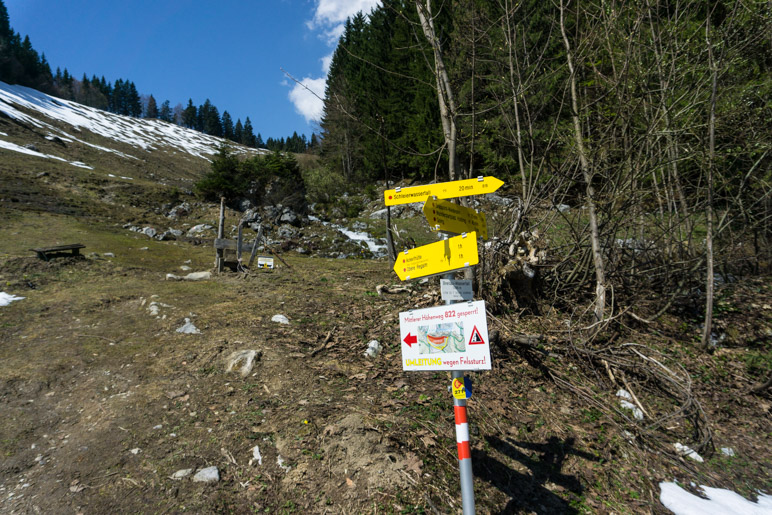 Ein Hinweis auf den wegen eines Felssturzes gesperrten Weg