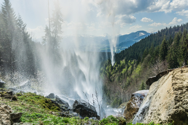 Hinter dem Schleierwasserfall im Wilden Kaiser sitzen und als Aussicht die Kitzbüheler Alpen